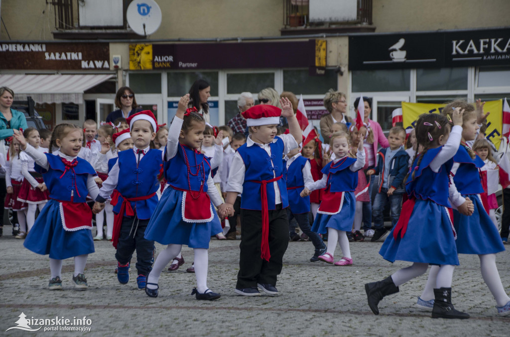 Przedszkolaki z biało-czerwoną