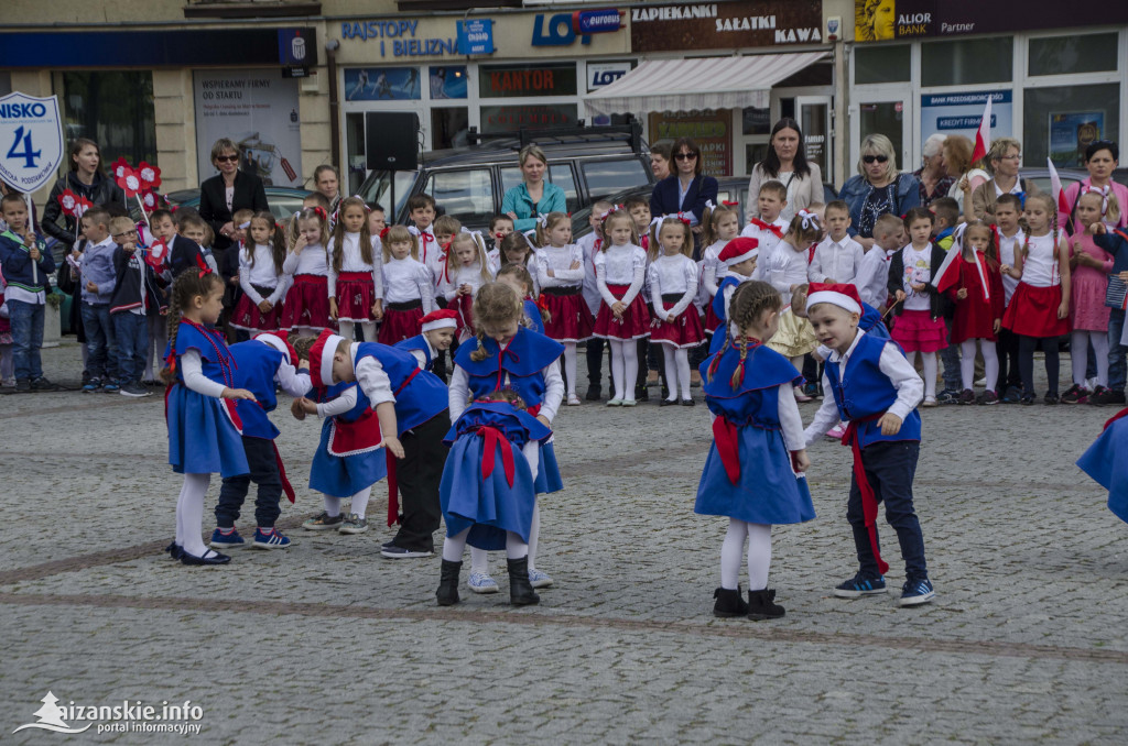 Przedszkolaki z biało-czerwoną