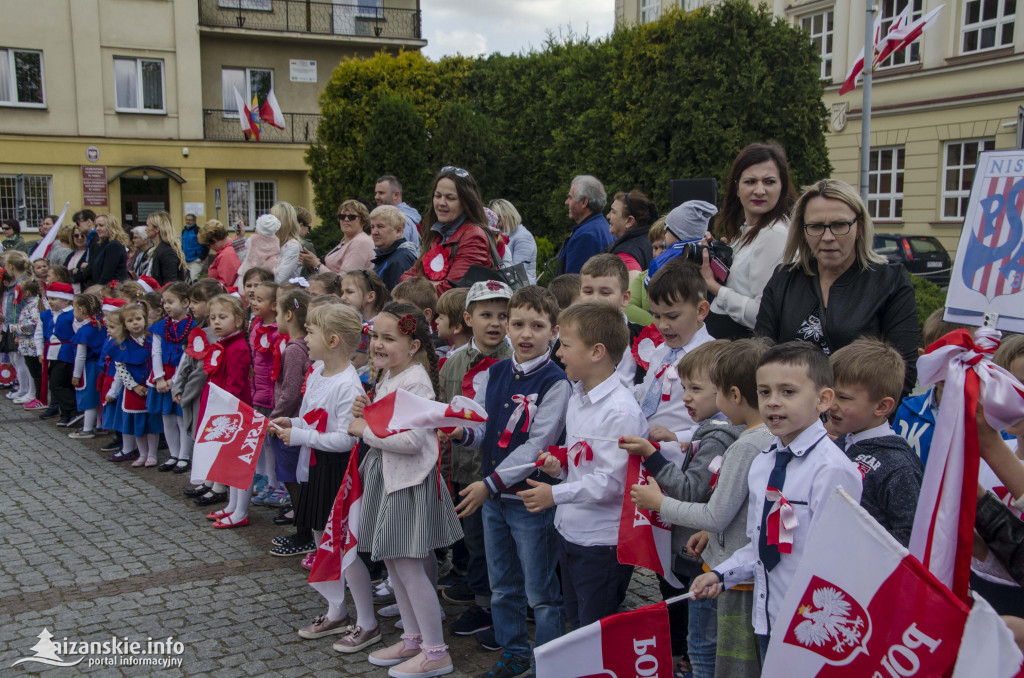 Przedszkolaki z biało-czerwoną