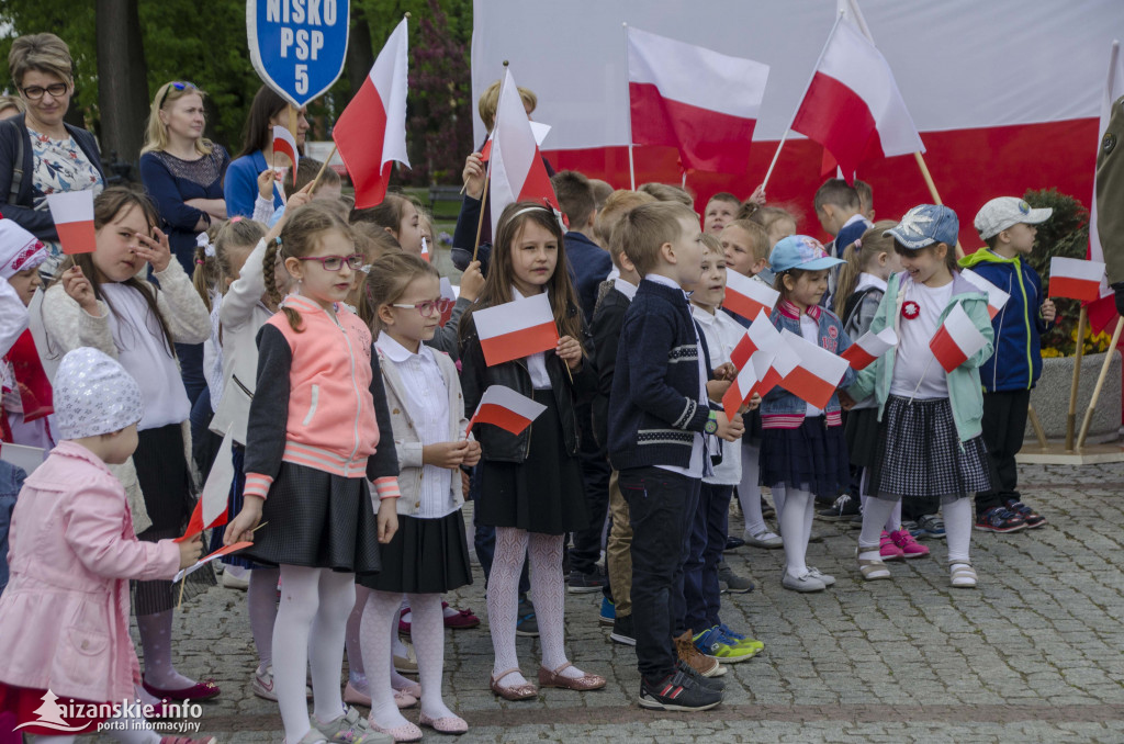 Przedszkolaki z biało-czerwoną