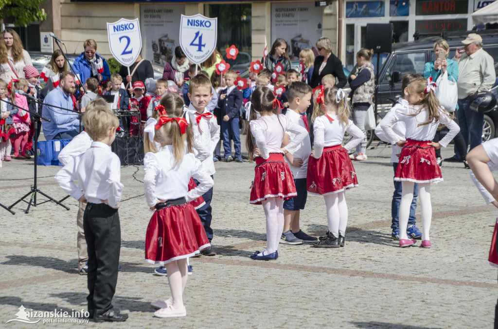 Przedszkolaki z biało-czerwoną