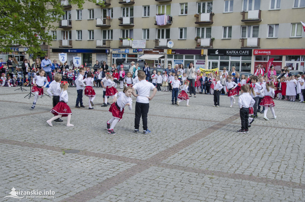 Przedszkolaki z biało-czerwoną