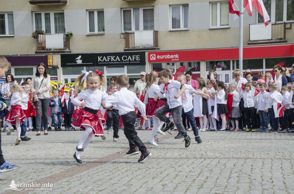 Przedszkolaki z biało-czerwoną