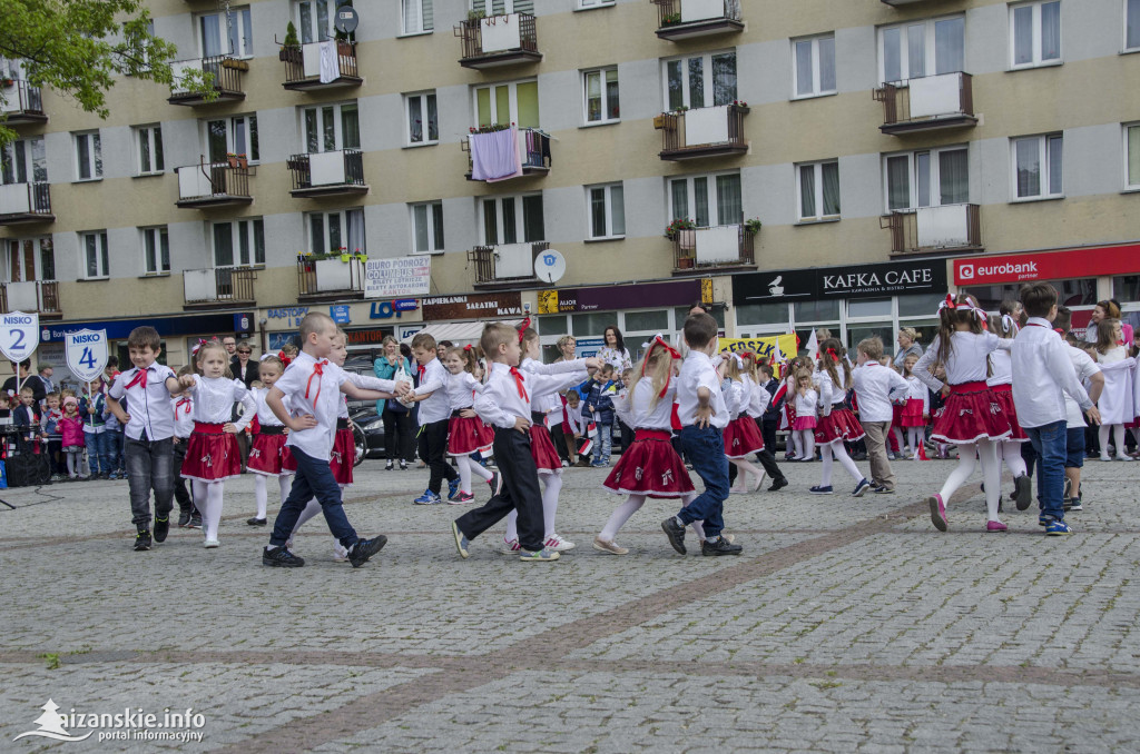 Przedszkolaki z biało-czerwoną