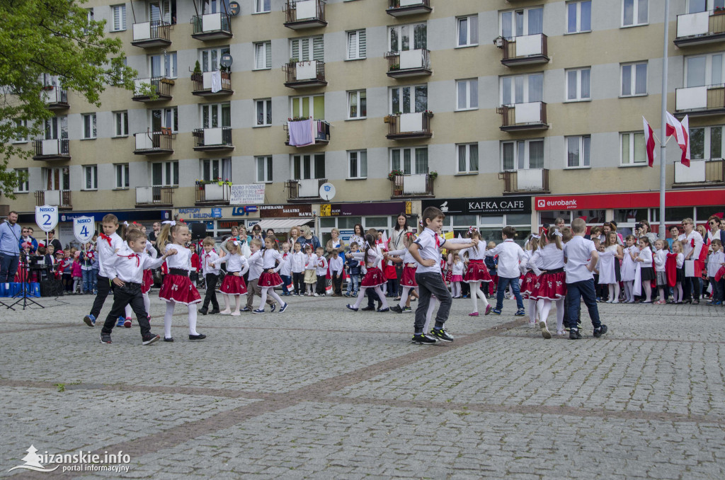 Przedszkolaki z biało-czerwoną