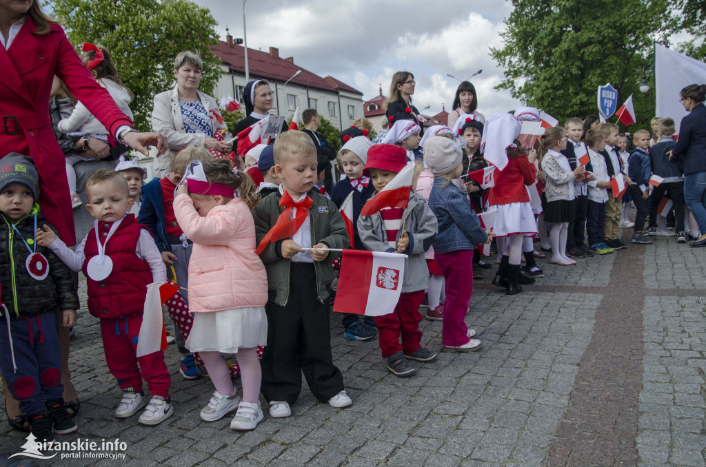 Przedszkolaki z biało-czerwoną