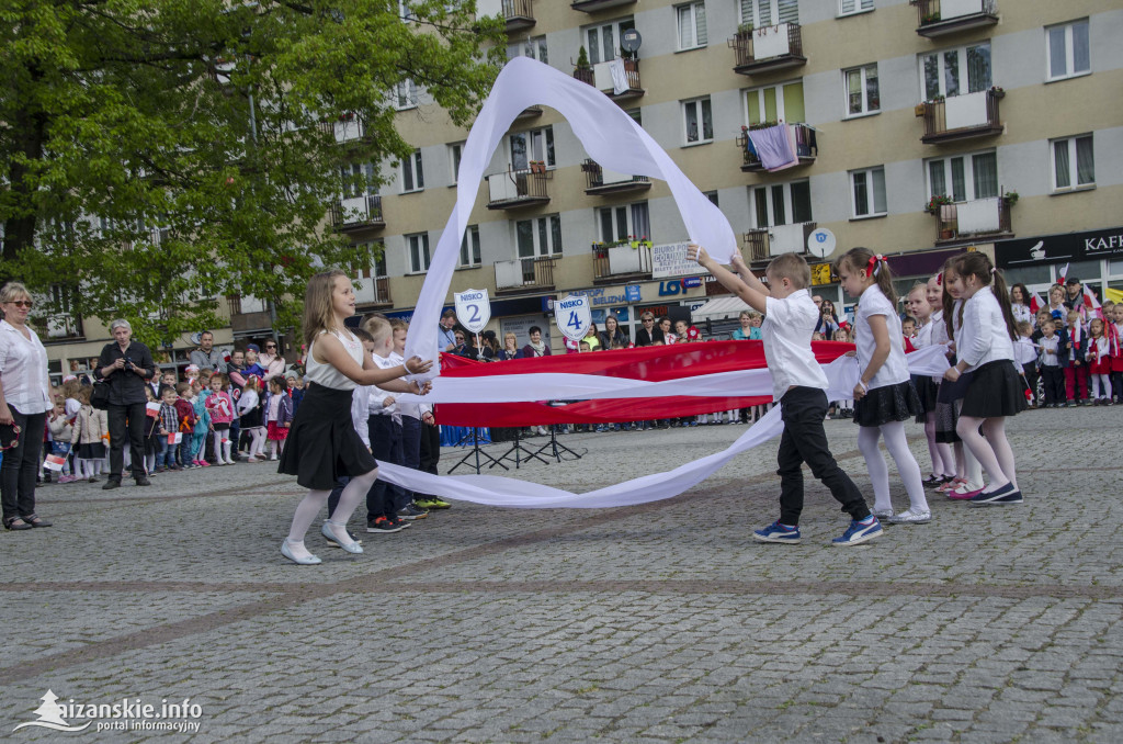 Przedszkolaki z biało-czerwoną