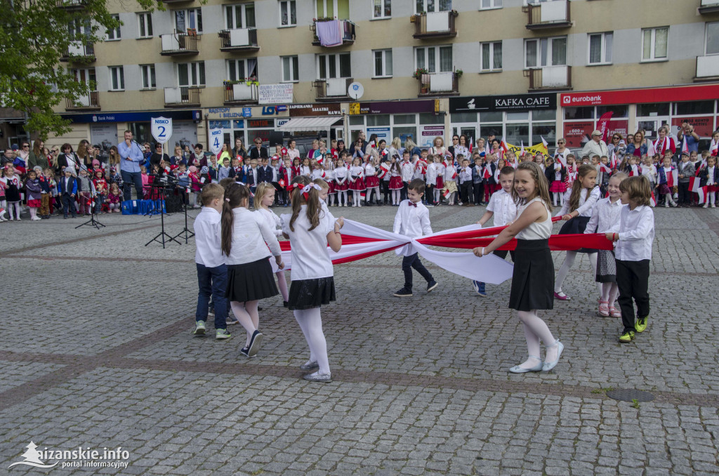 Przedszkolaki z biało-czerwoną