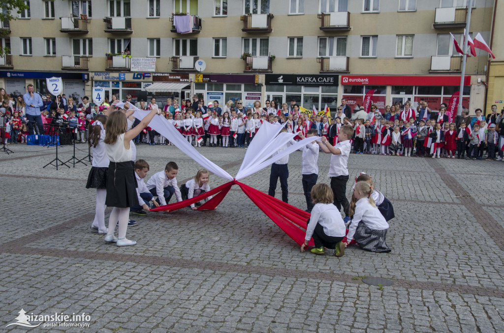 Przedszkolaki z biało-czerwoną