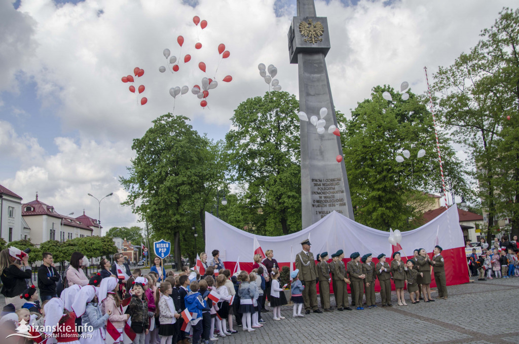 Przedszkolaki z biało-czerwoną