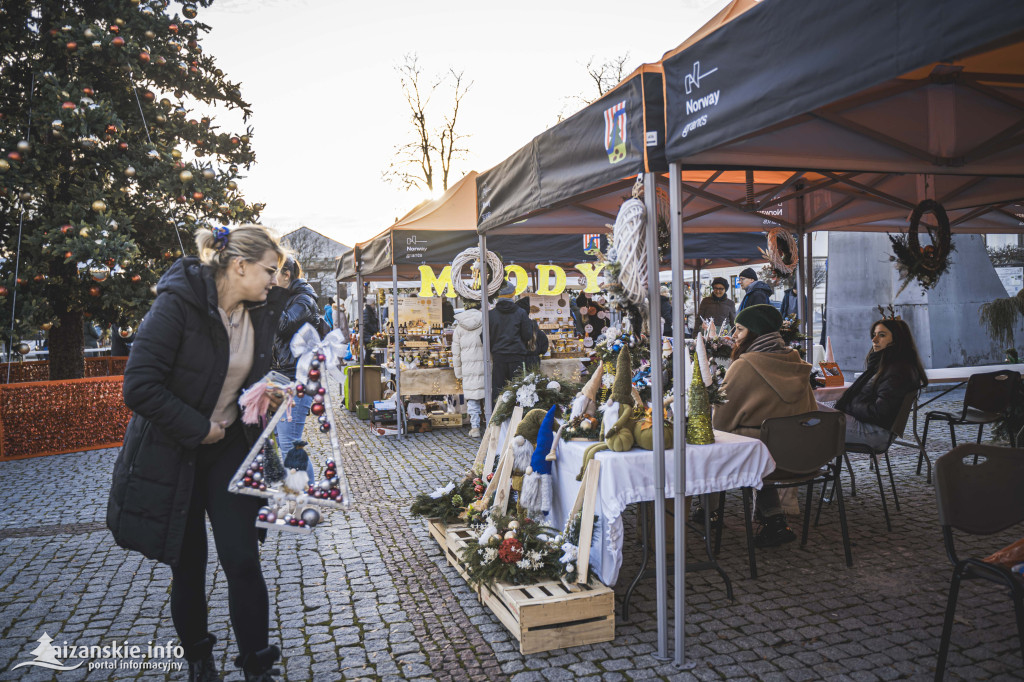 Świąteczny klimat podczas Jarmarku Bożonarodzeniowego w Nisku