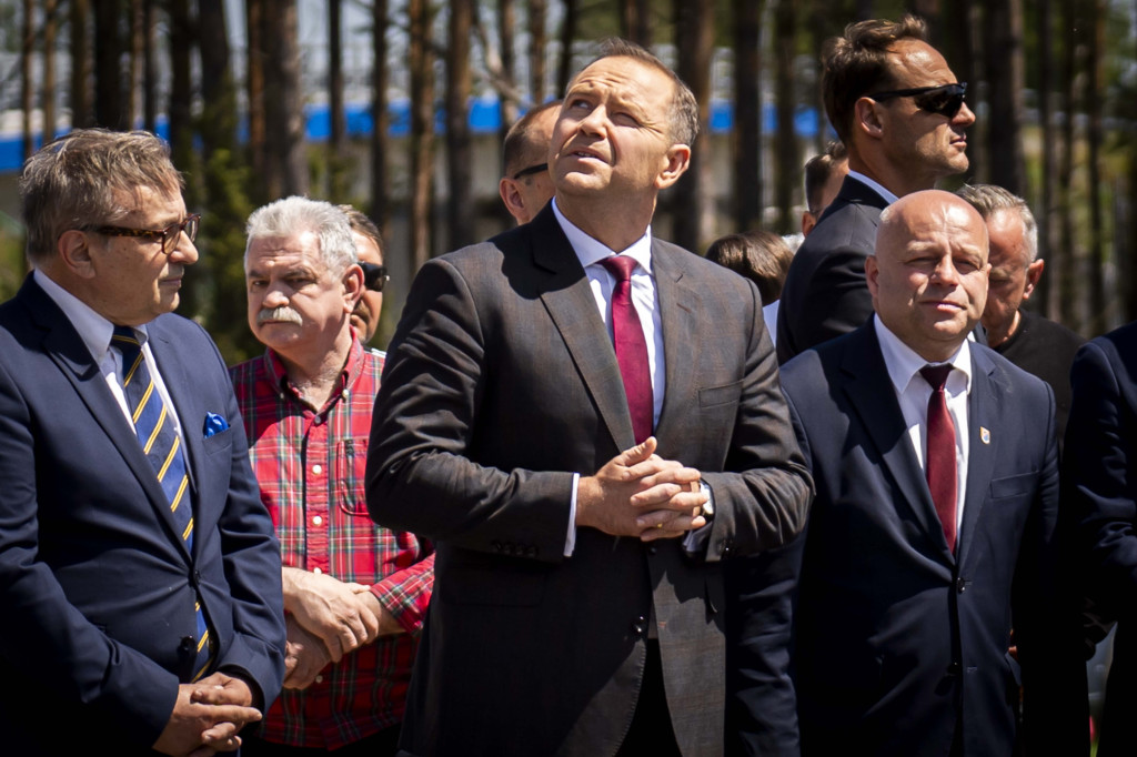 Karol Nawrocki pod pomnikiem Rzezi Wołyńskiej w Domostawie