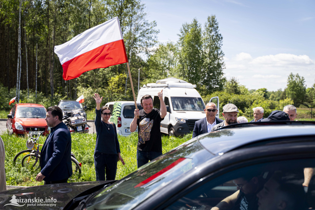 Karol Nawrocki pod pomnikiem Rzezi Wołyńskiej w Domostawie