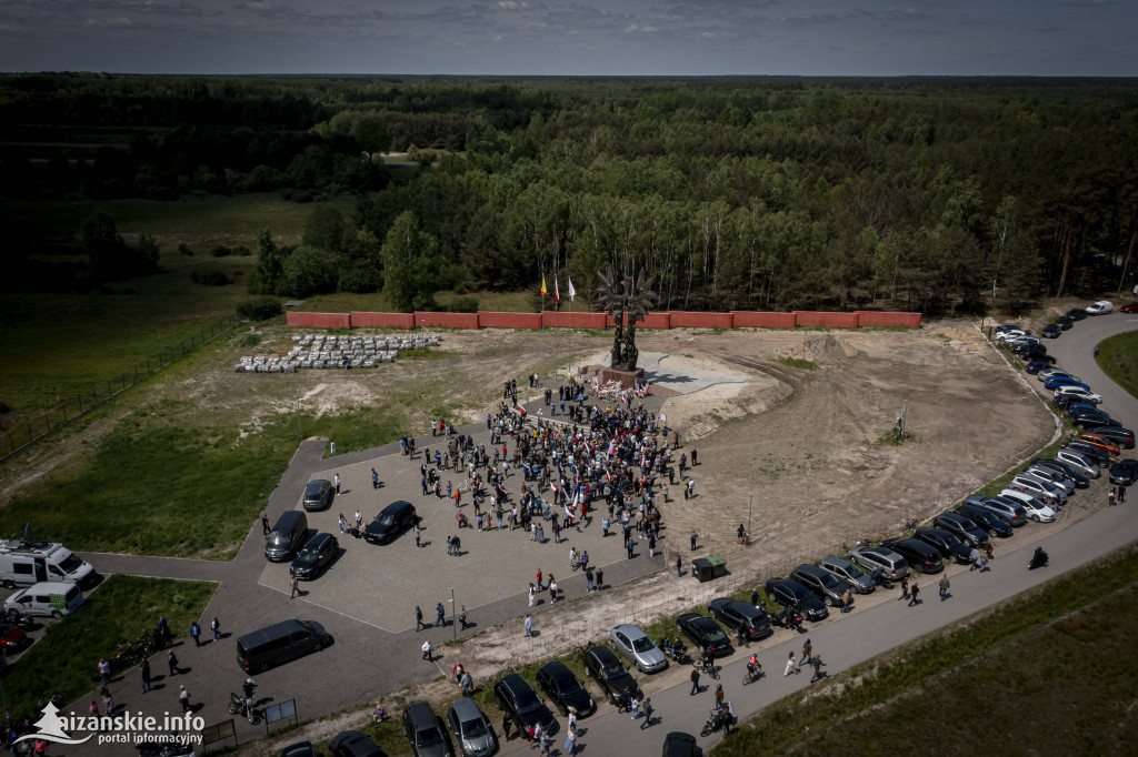 Karol Nawrocki pod pomnikiem Rzezi Wołyńskiej w Domostawie