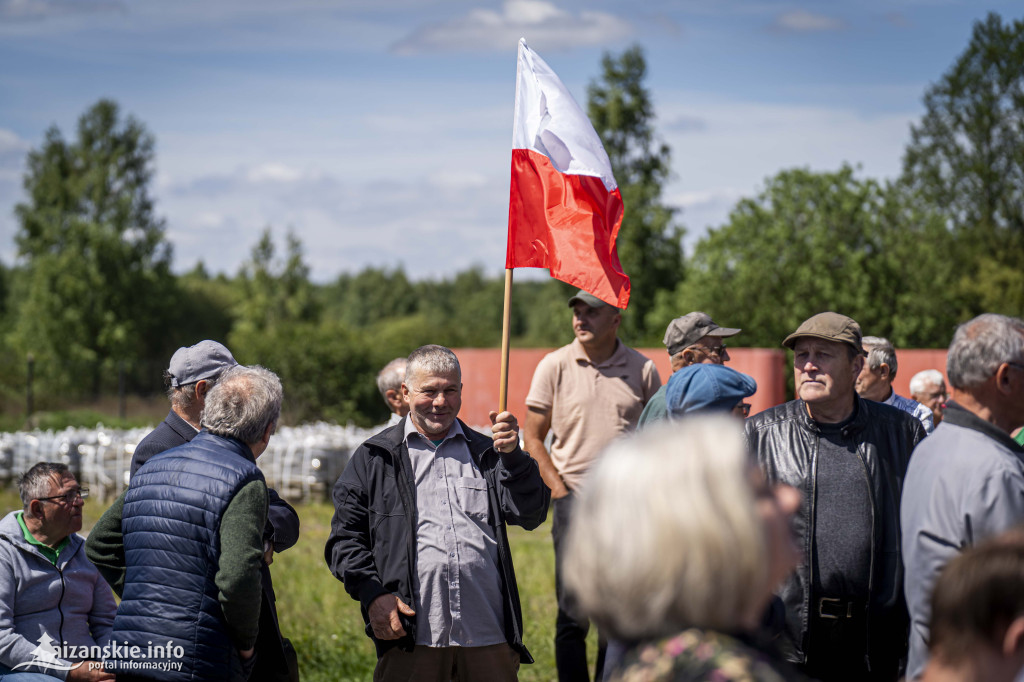 Karol Nawrocki pod pomnikiem Rzezi Wołyńskiej w Domostawie