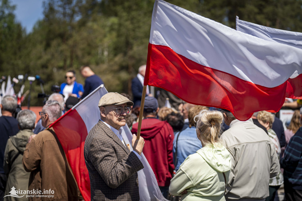 Karol Nawrocki pod pomnikiem Rzezi Wołyńskiej w Domostawie