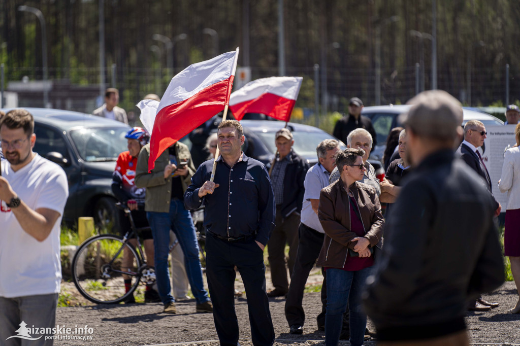 Karol Nawrocki pod pomnikiem Rzezi Wołyńskiej w Domostawie