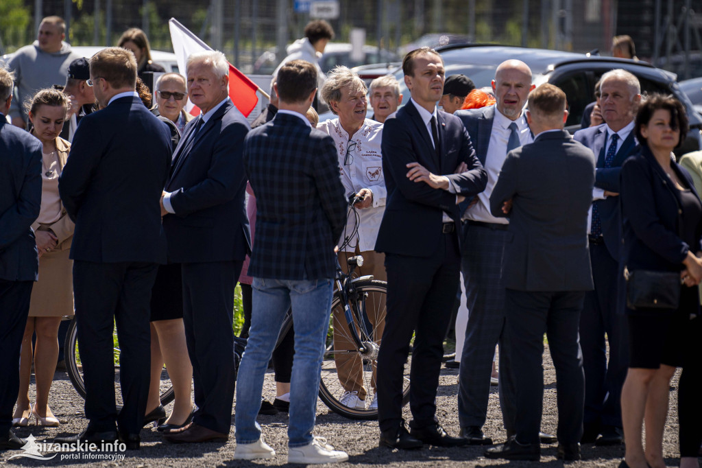 Karol Nawrocki pod pomnikiem Rzezi Wołyńskiej w Domostawie