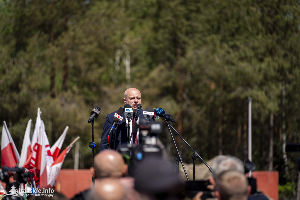 Karol Nawrocki pod pomnikiem Rzezi Wołyńskiej w Domostawie