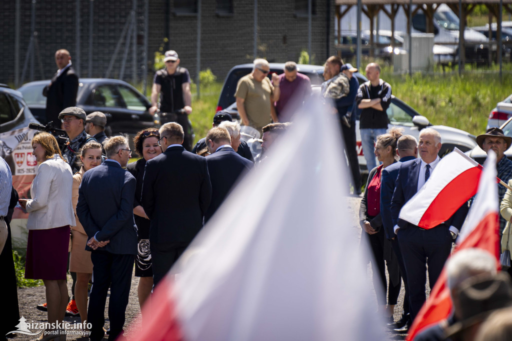 Karol Nawrocki pod pomnikiem Rzezi Wołyńskiej w Domostawie