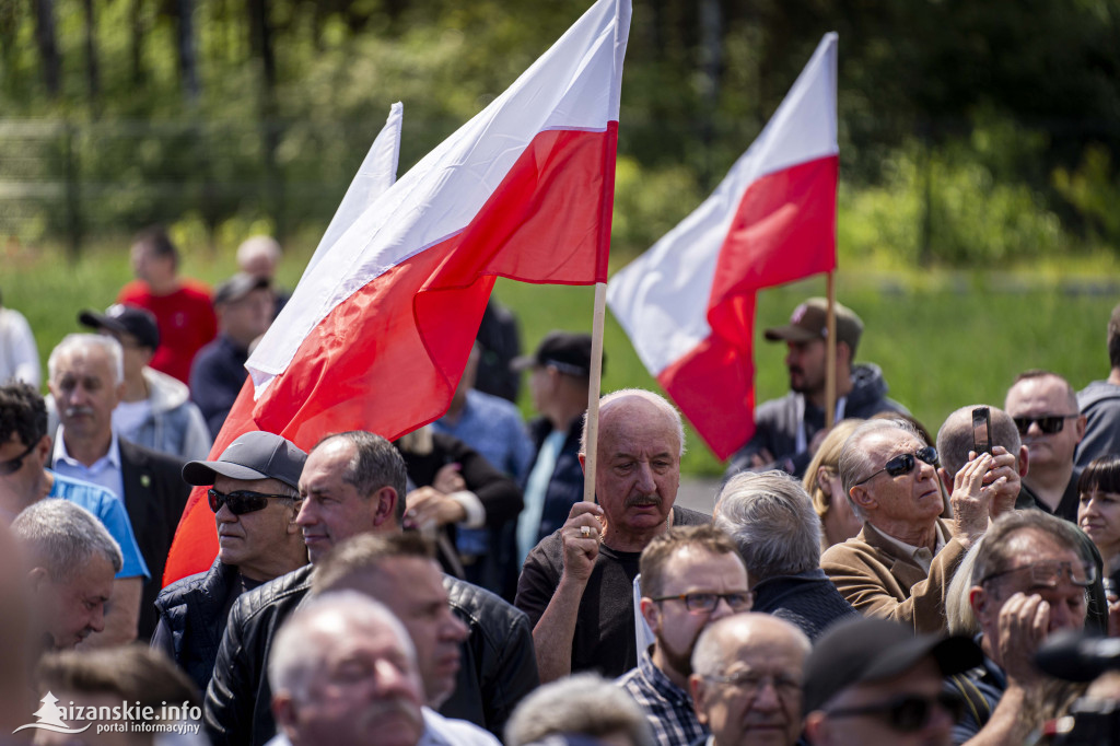 Karol Nawrocki pod pomnikiem Rzezi Wołyńskiej w Domostawie