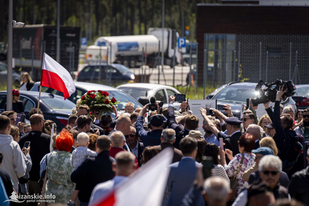 Karol Nawrocki pod pomnikiem Rzezi Wołyńskiej w Domostawie