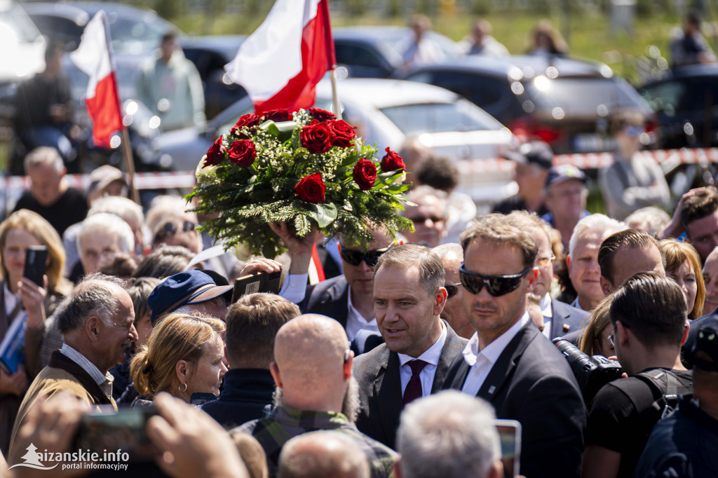 Karol Nawrocki pod pomnikiem Rzezi Wołyńskiej w Domostawie