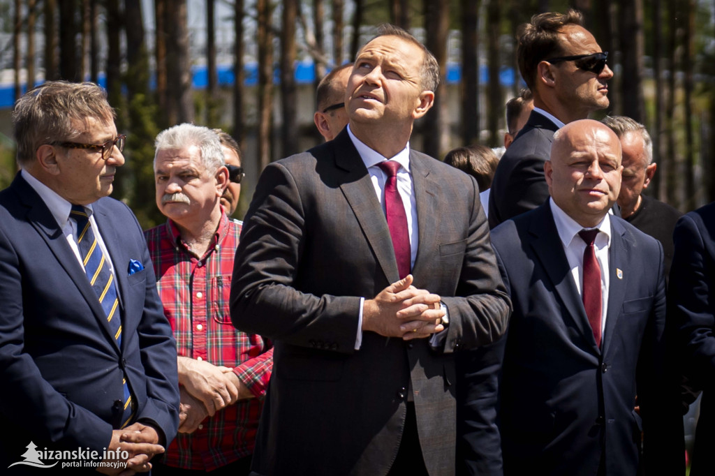 Karol Nawrocki pod pomnikiem Rzezi Wołyńskiej w Domostawie