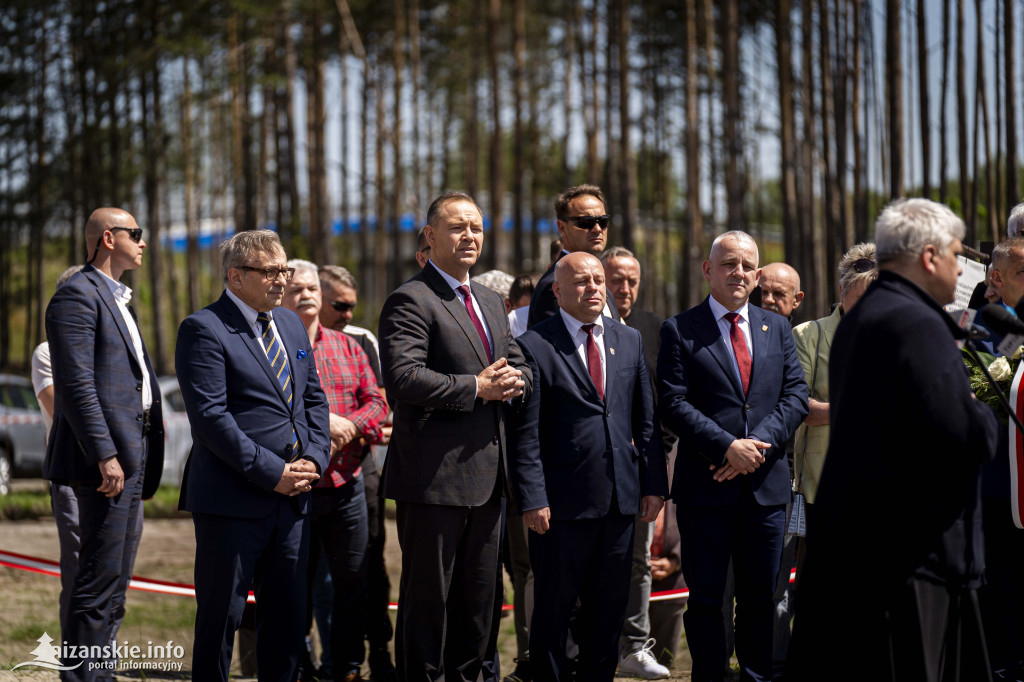 Karol Nawrocki pod pomnikiem Rzezi Wołyńskiej w Domostawie