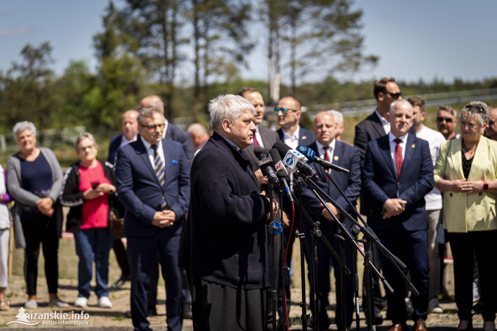 Karol Nawrocki pod pomnikiem Rzezi Wołyńskiej w Domostawie