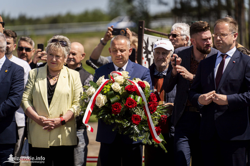 Karol Nawrocki pod pomnikiem Rzezi Wołyńskiej w Domostawie