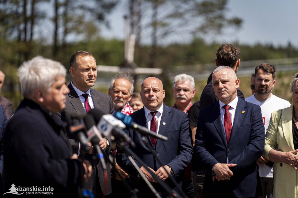 Karol Nawrocki pod pomnikiem Rzezi Wołyńskiej w Domostawie