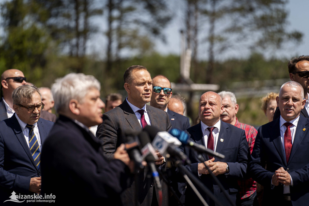 Karol Nawrocki pod pomnikiem Rzezi Wołyńskiej w Domostawie