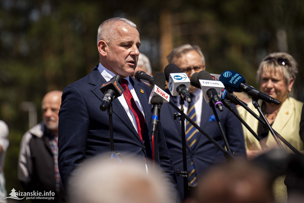 Karol Nawrocki pod pomnikiem Rzezi Wołyńskiej w Domostawie