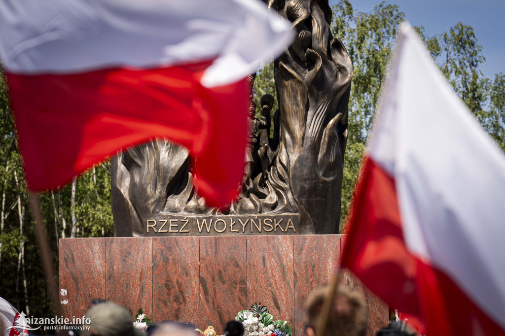 Karol Nawrocki pod pomnikiem Rzezi Wołyńskiej w Domostawie