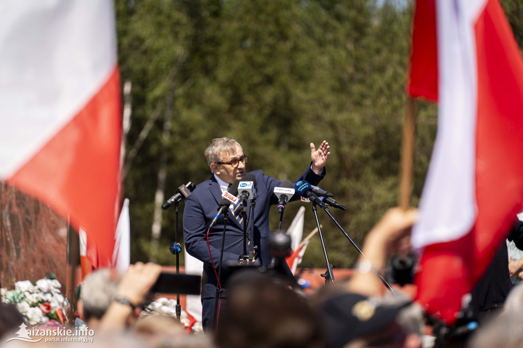 Karol Nawrocki pod pomnikiem Rzezi Wołyńskiej w Domostawie