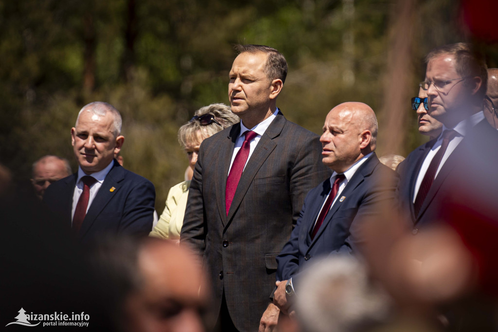 Karol Nawrocki pod pomnikiem Rzezi Wołyńskiej w Domostawie