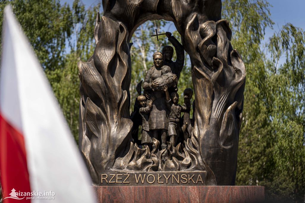 Karol Nawrocki pod pomnikiem Rzezi Wołyńskiej w Domostawie