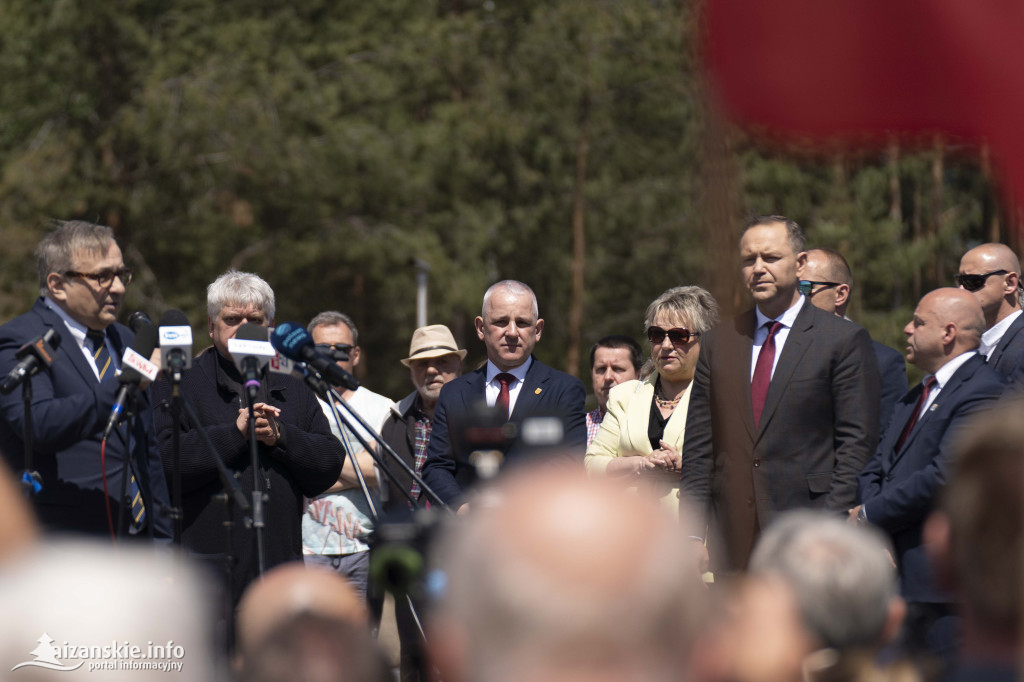 Karol Nawrocki pod pomnikiem Rzezi Wołyńskiej w Domostawie