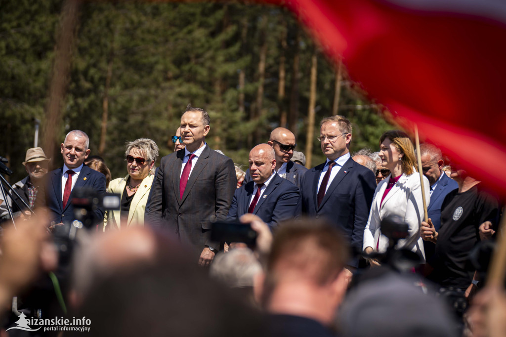 Karol Nawrocki pod pomnikiem Rzezi Wołyńskiej w Domostawie