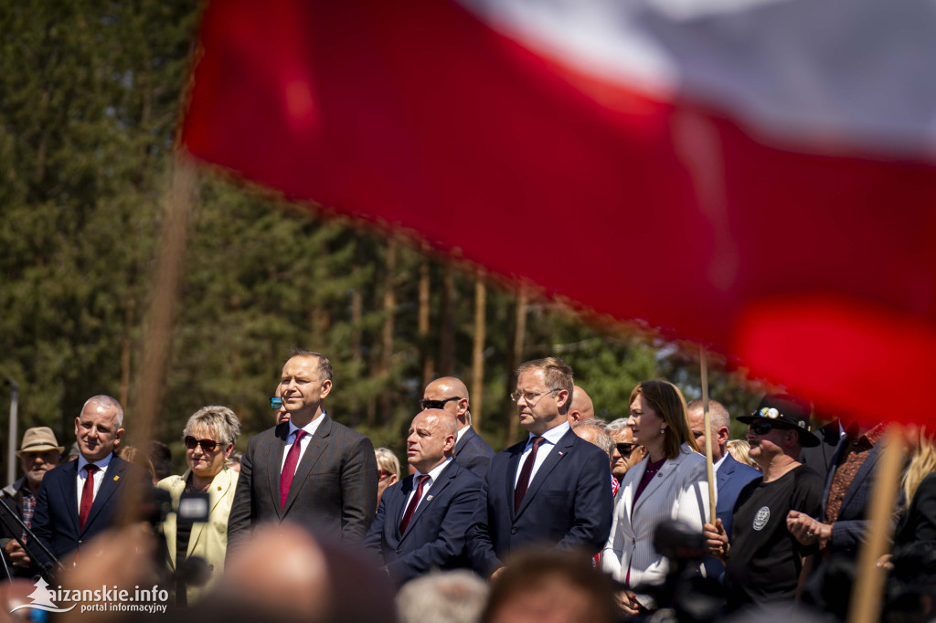 Karol Nawrocki pod pomnikiem Rzezi Wołyńskiej w Domostawie
