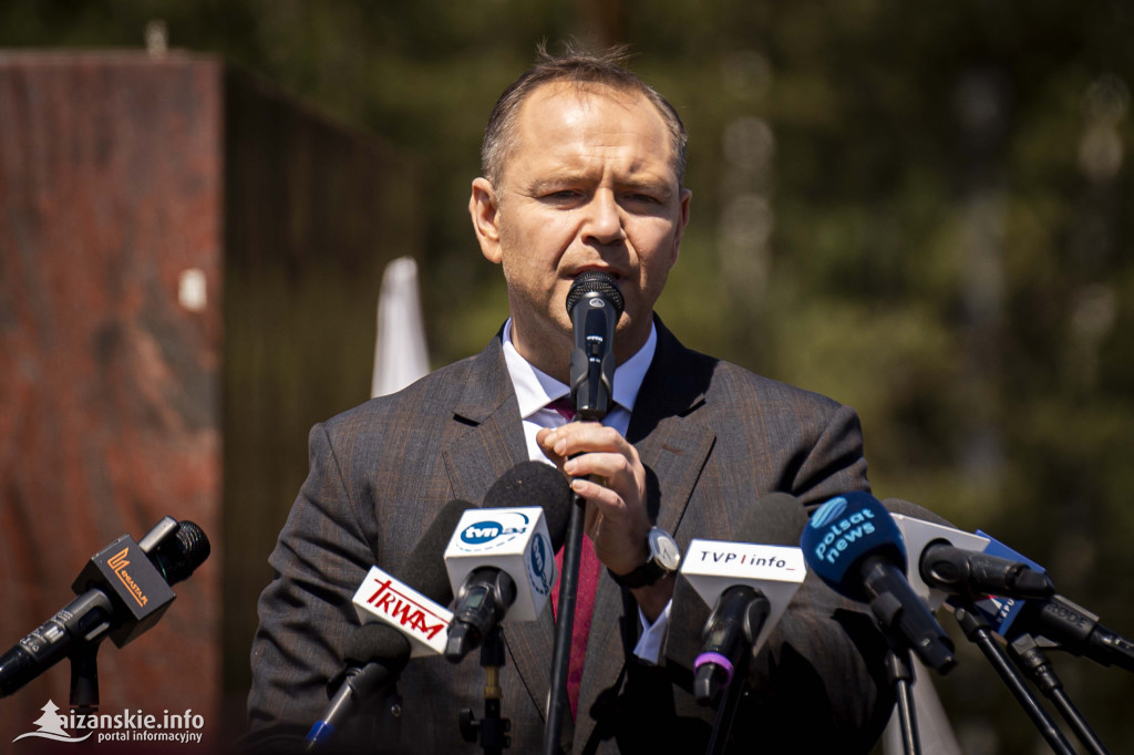 Karol Nawrocki pod pomnikiem Rzezi Wołyńskiej w Domostawie