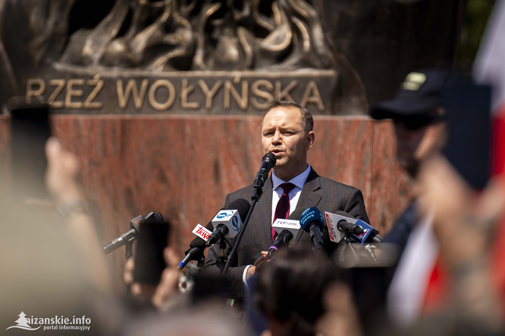 Karol Nawrocki pod pomnikiem Rzezi Wołyńskiej w Domostawie