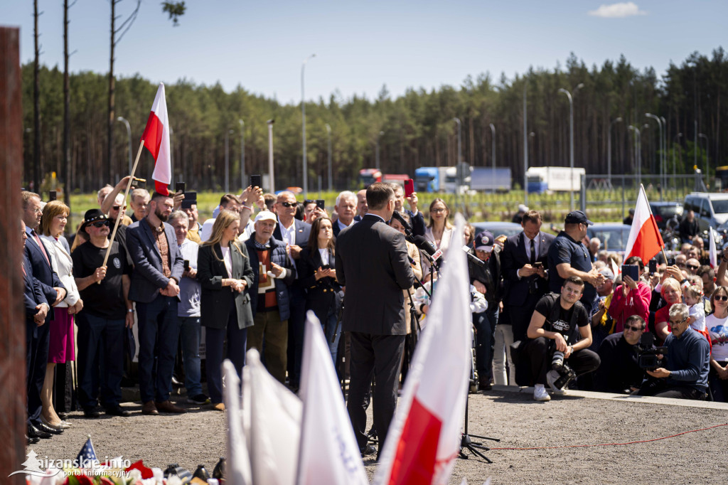 Karol Nawrocki pod pomnikiem Rzezi Wołyńskiej w Domostawie