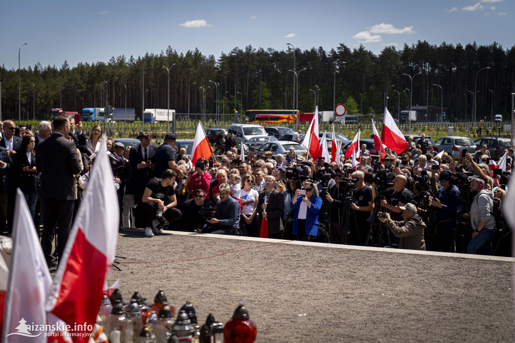 Karol Nawrocki pod pomnikiem Rzezi Wołyńskiej w Domostawie