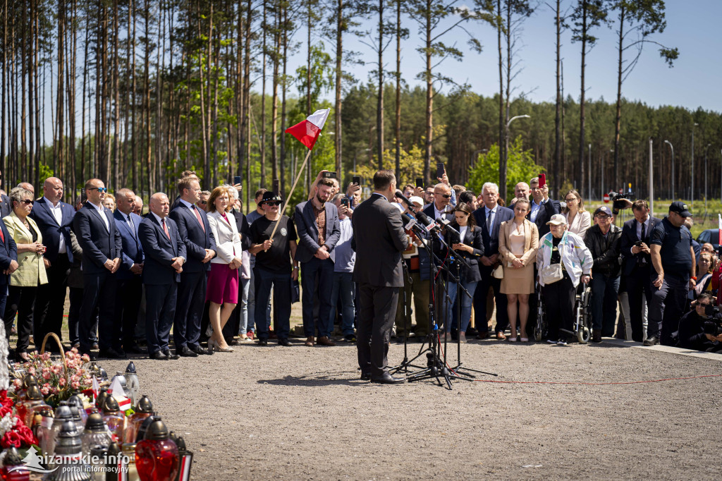 Karol Nawrocki pod pomnikiem Rzezi Wołyńskiej w Domostawie