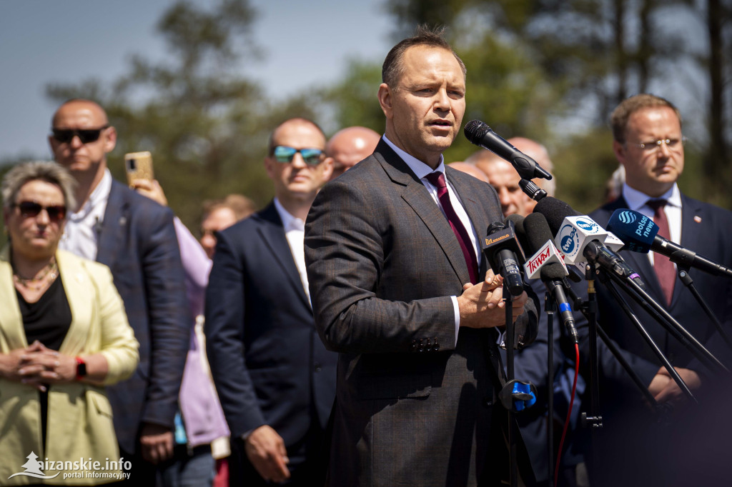 Karol Nawrocki pod pomnikiem Rzezi Wołyńskiej w Domostawie