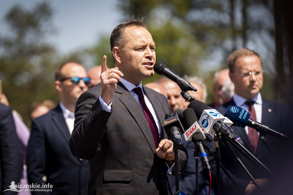 Karol Nawrocki pod pomnikiem Rzezi Wołyńskiej w Domostawie