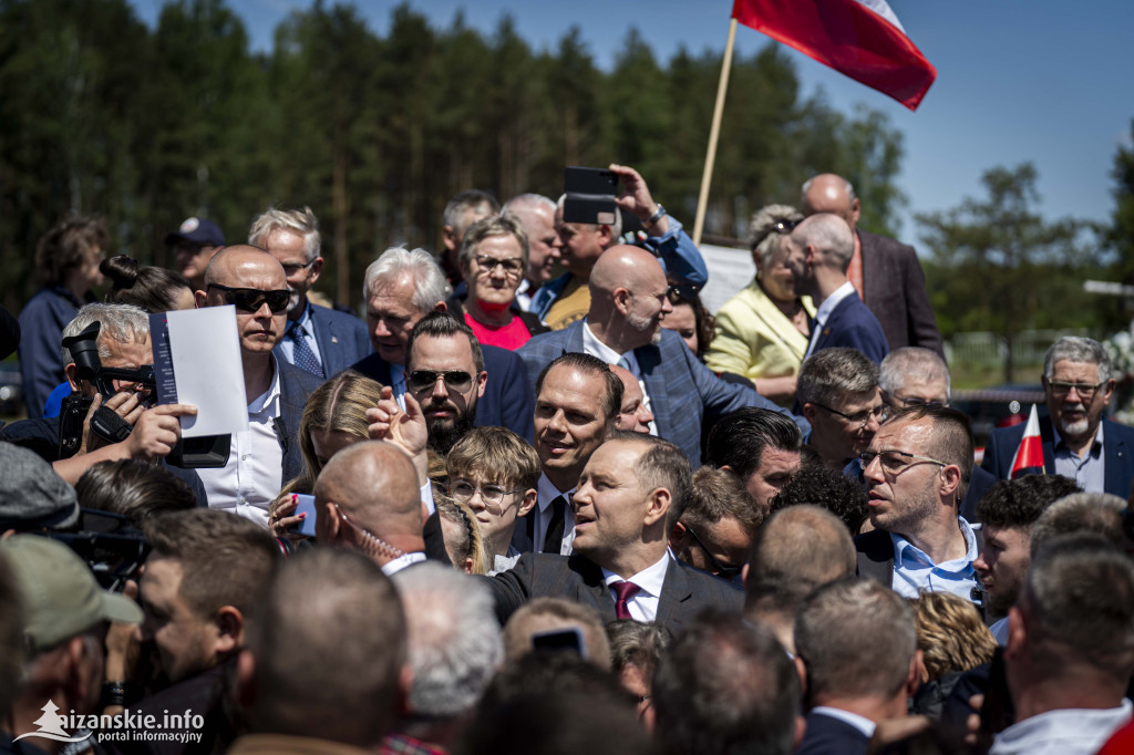 Karol Nawrocki pod pomnikiem Rzezi Wołyńskiej w Domostawie
