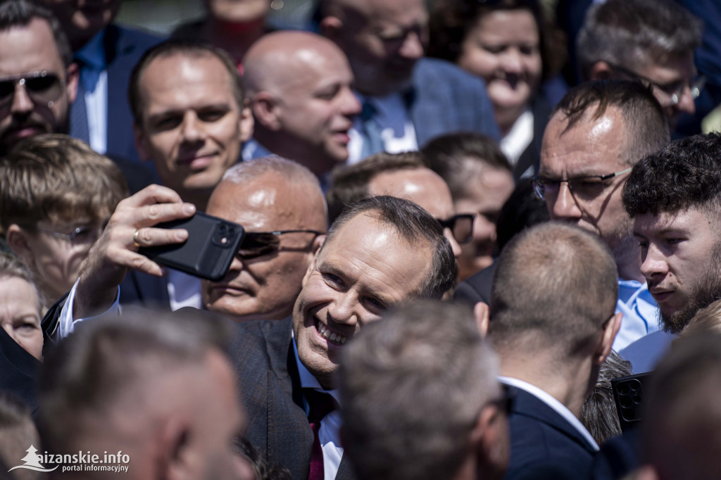 Karol Nawrocki pod pomnikiem Rzezi Wołyńskiej w Domostawie